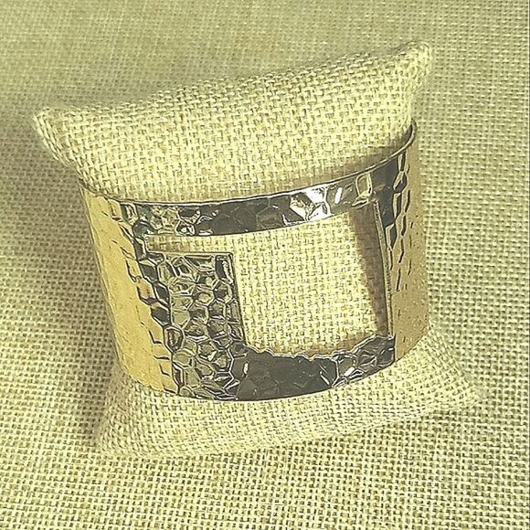 Oklahoma Cutout Hammered Gold Cuff Braclet - Picture 1 of 4